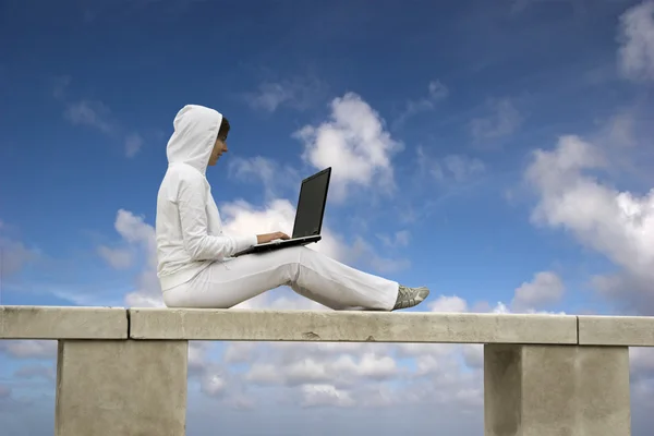 Nő dolgozik a laptop — Stock Fotó