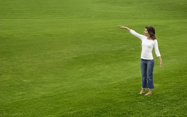 在一片绿色的草地上的女人 — 图库照片