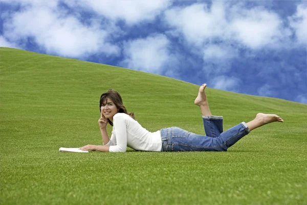 Readng in the park — Stock Photo, Image