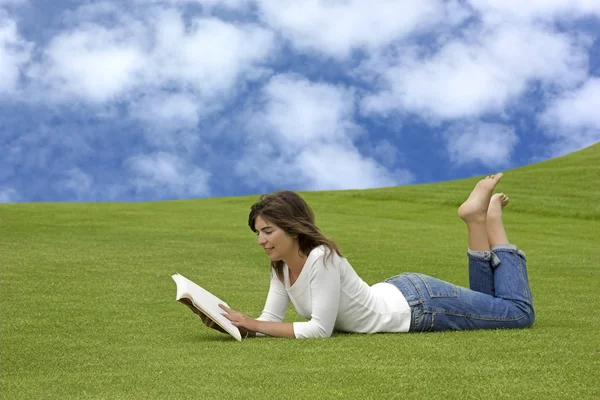 Readng in the park — Stock Photo, Image