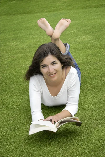 Donna felice lettura — Foto Stock