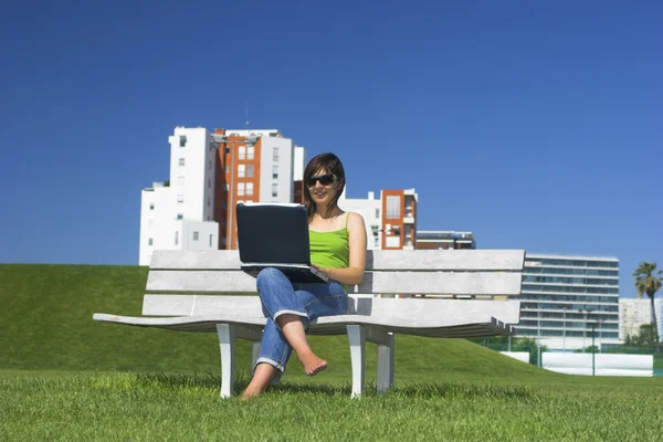 Utomhus arbetar med en bärbar dator — Stockfoto