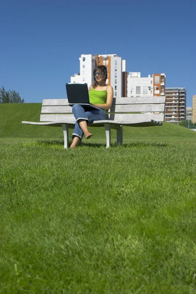 Trabalhando ao ar livre com um laptop — Fotografia de Stock