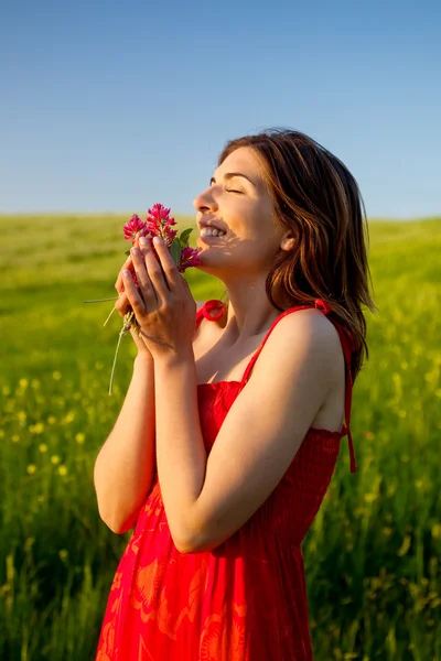 Mujer feliz con flores — Foto de Stock