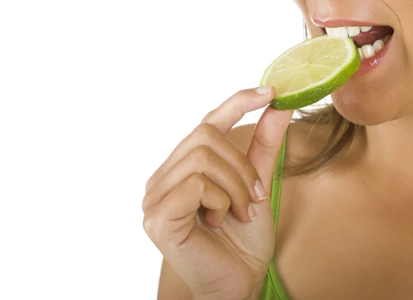 Eating a lime — Stock Photo, Image