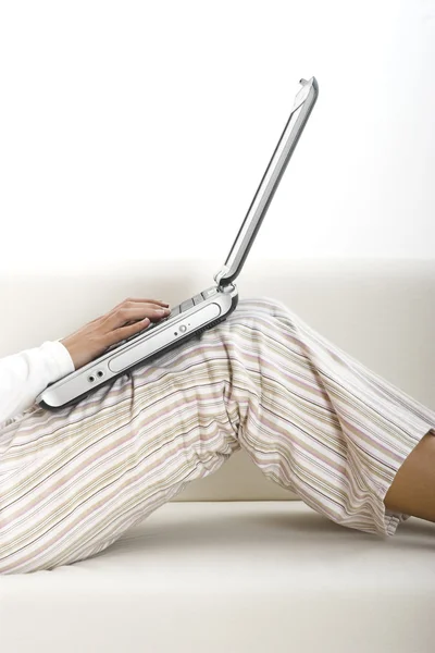 Trabalho de casa com um laptop — Fotografia de Stock