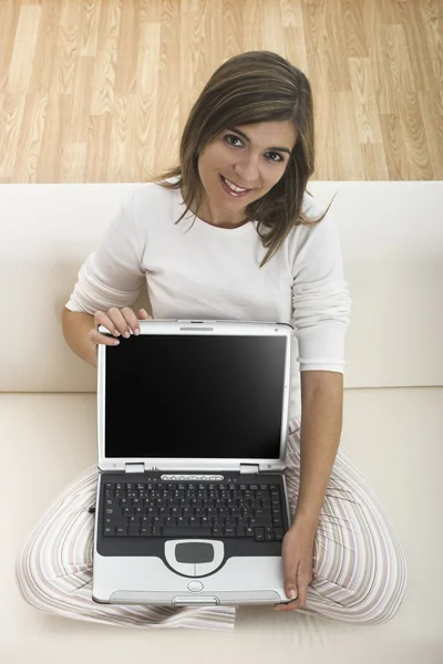 Huiswerk met een laptop — Stockfoto