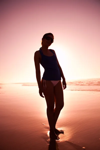 Sylwetka kobiety na plaży — Zdjęcie stockowe