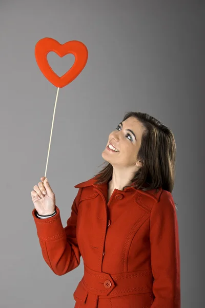 Frau mit rotem Herzen — Stockfoto
