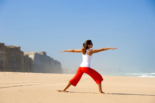 Молодая женщина делает йогу — стоковое фото