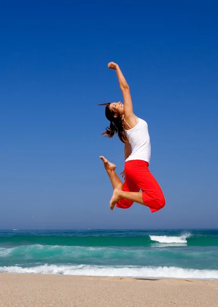 Молодая женщина прыгает — стоковое фото
