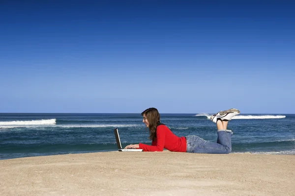 Arbete utomhus på laptop — Stockfoto