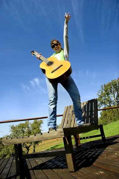 Mulher com uma guitarra — Fotografia de Stock
