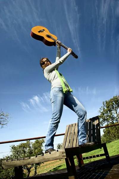 Frau mit einer Gitarre — Stockfoto