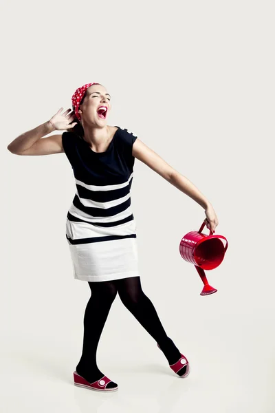 Retrato de uma bela mulher de moda posando e segurando um w vermelho — Fotografia de Stock