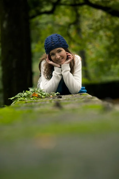 Krásná mladá žena v přírodě — Stock fotografie