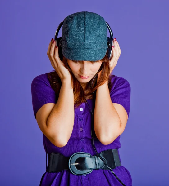 Güzel kadın müzik dinleme — Stok fotoğraf
