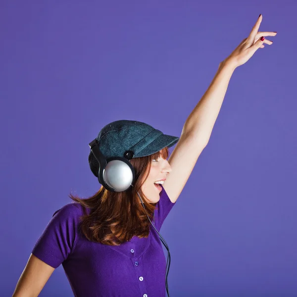 Gyönyörű nő hallgat zenét — Stock Fotó