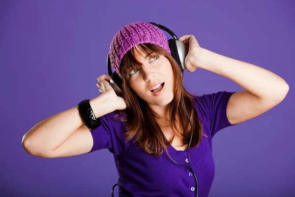 Beautiful woman listening music — Stock Photo, Image