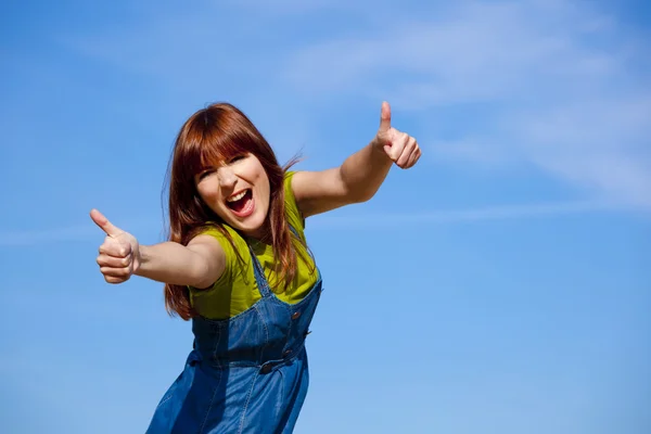 Счастливая женщина на открытом воздухе — стоковое фото