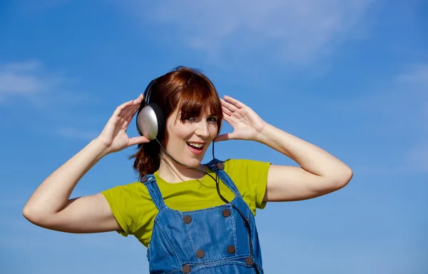 Gelukkige vrouw luisteren muziek — Stockfoto