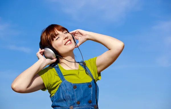 Mutlu kadın müzik dinle — Stok fotoğraf