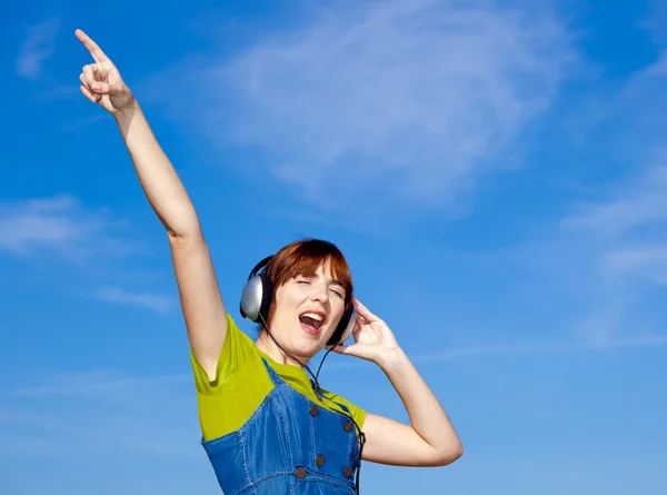 Счастливая женщина слушать музыку — стоковое фото