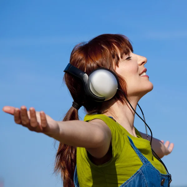 Šťastná žena poslouchat hudbu — Stock fotografie