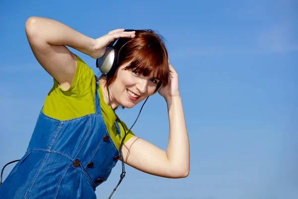 Donna felice ascoltare musica — Foto Stock
