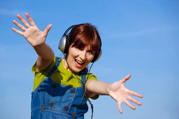 Šťastná žena poslouchat hudbu — Stock fotografie