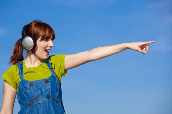 Mutlu kadın müzik dinle — Stok fotoğraf