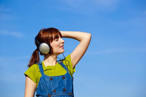 Glückliche Frau hört Musik — Stockfoto