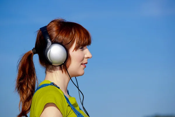 Mujer feliz escuchar música — Foto de Stock