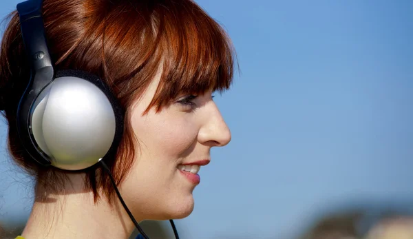 Donna felice ascoltare musica — Foto Stock