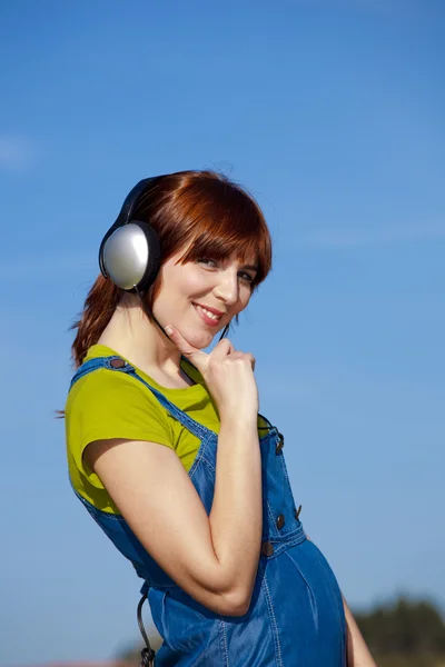 Femme heureuse écouter de la musique — Photo