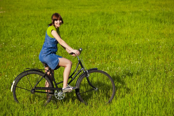 Chica con una bicicleta — Foto de Stock