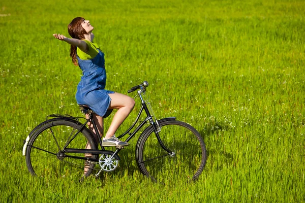 Mädchen mit Fahrrad — Stockfoto