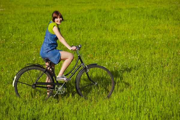 Meisje met een fiets — Stockfoto