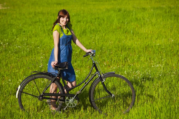 Kız bir bisiklet ile — Stok fotoğraf