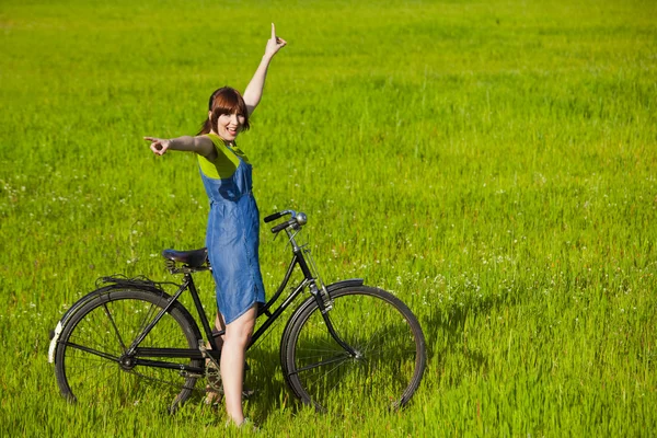 一辆自行车的女孩 — 图库照片