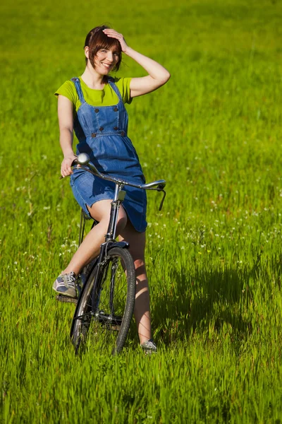 Fille avec un vélo — Photo