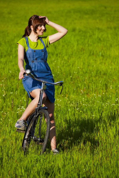 Дівчина з велосипедом — стокове фото