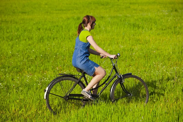 自転車に乗る — ストック写真