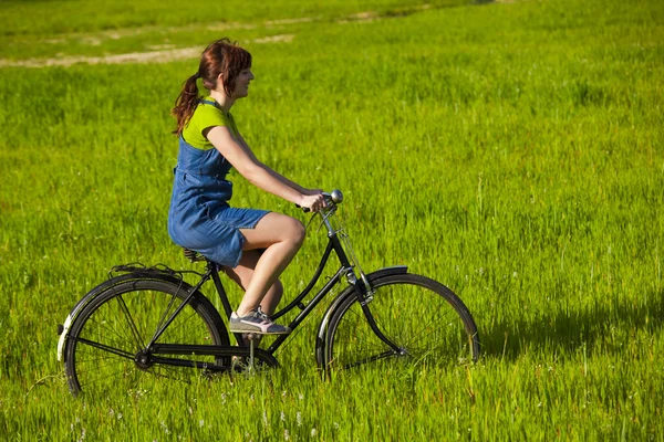 Bir bisiklet sürme — Stok fotoğraf