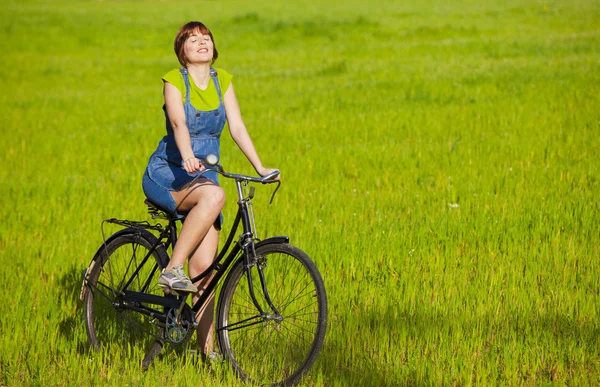 Ragazza con una bicicletta — Foto Stock