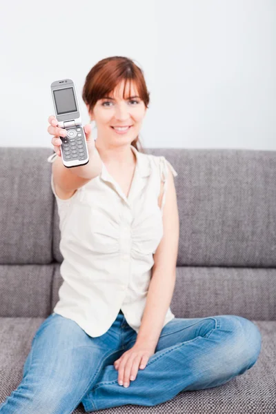Showing the cellphone — Stock Photo, Image