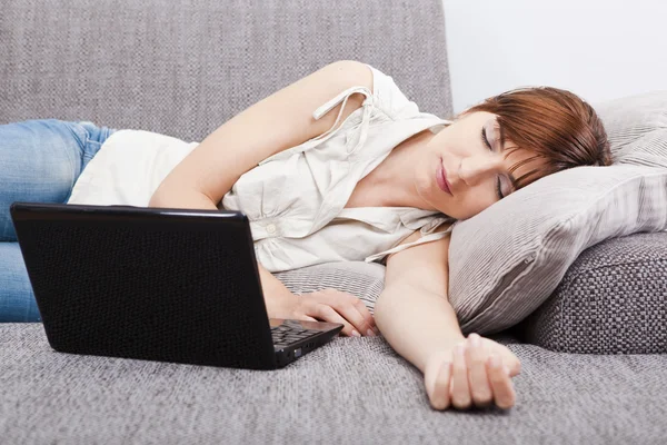 Caduta nel sonno dopo il lavoro — Foto Stock