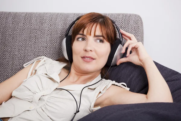Zrelaksować się i słuchania muzyki — Zdjęcie stockowe