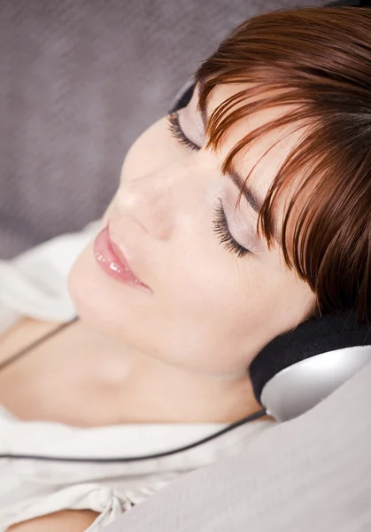 Pihenhetnek, és zenét hallgatni — Stock Fotó