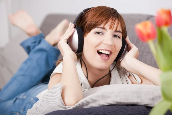 Słuchania muzyki w domu — Zdjęcie stockowe